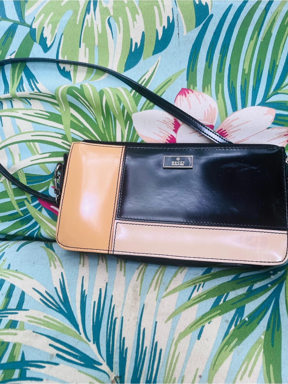 Gucci Black and Beige Patent Leather Colorblock Crossbody Bag Fashion Gucci